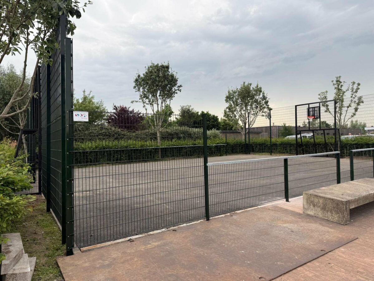 Geluidsarme pannakooi geplaatst in Oudenburg (België) 1 Volledig gemonteerde pannakooi in RAL 9005 zwart met voetbaldoelen en basketbalvoorzieningen